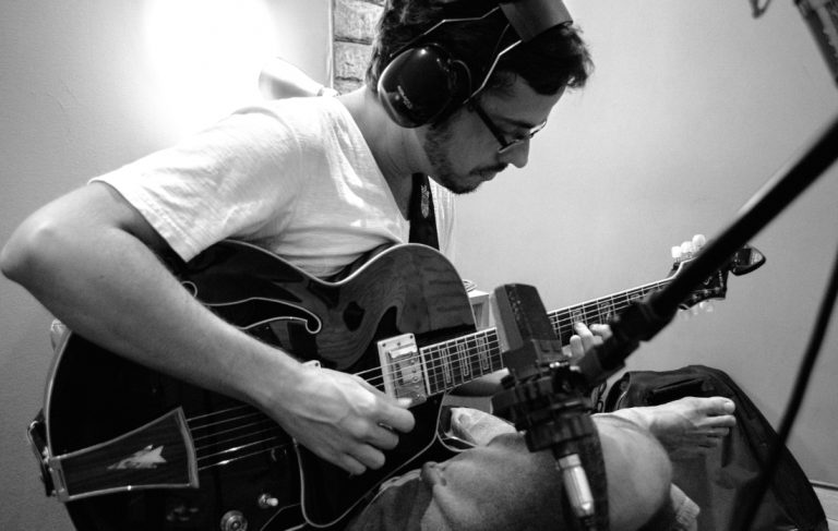 Primo-Choro: guitarra com cavaco, violão e pandeiro