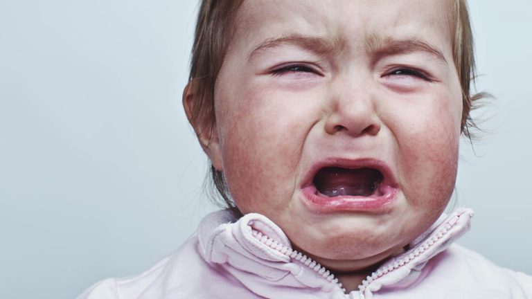 A gente nasce só e já nasce reclamando.