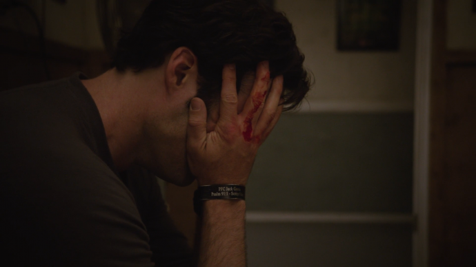 Barry escondendo o choro com uma das mãos sujas de sangue