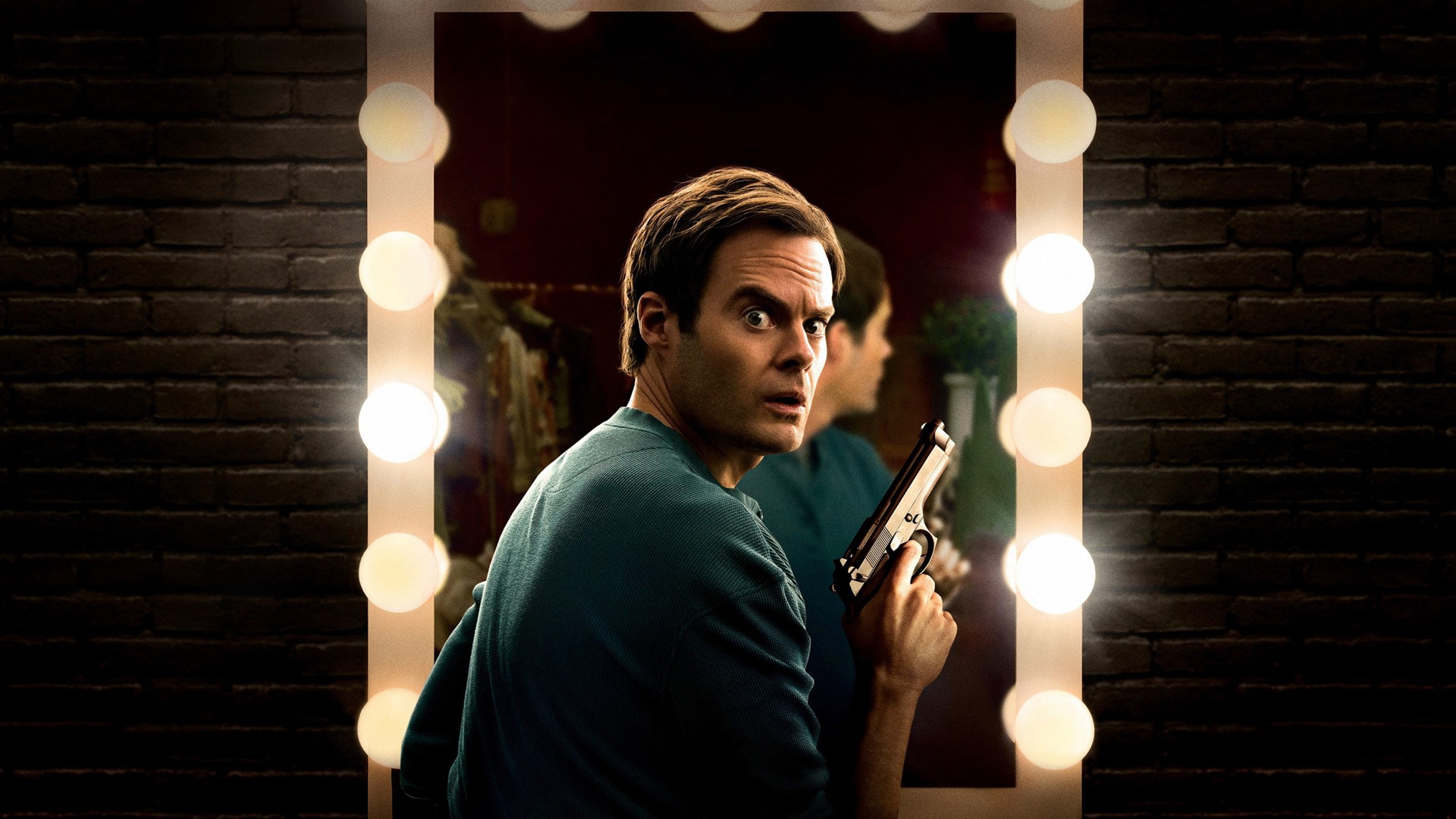 Poster de Barry segurando uma pistola em frente ao espelho do camarim