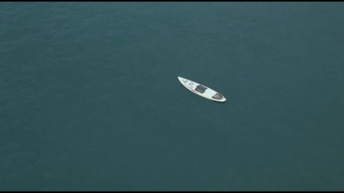 Um dos planos finais de "O Mar Mais Silencioso Daquele Verão", onde vemos a prancha de Shigaru flutuando no mar.