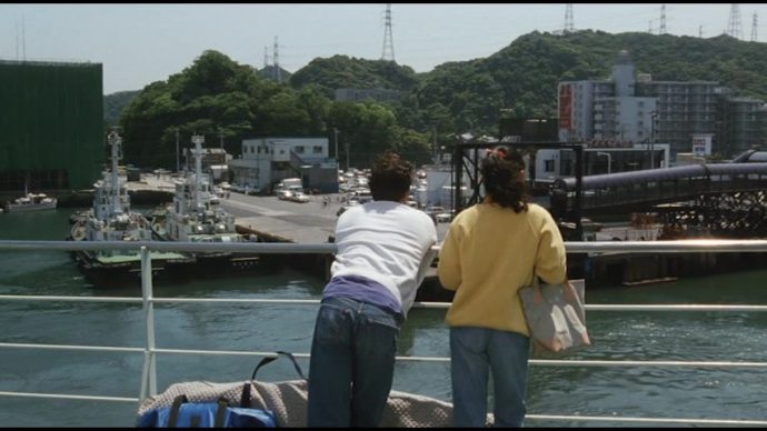 Shigaru e Takako observam o mar em um navio, 