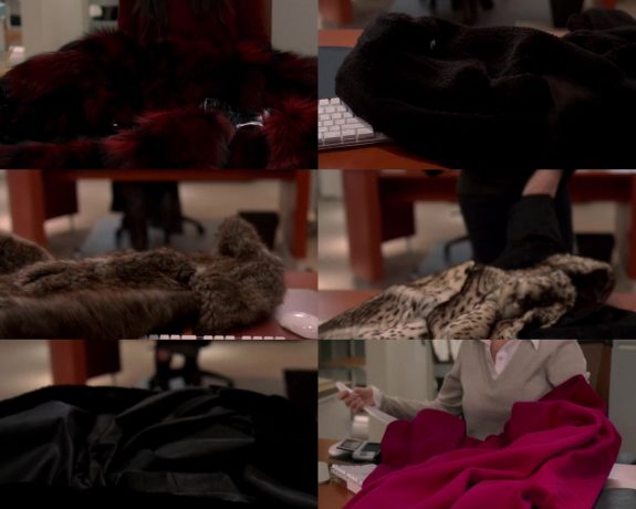 Uma montagem com diferentes planos em que Miranda joga suas roupas para sua assistente.