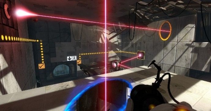 Momento do jogo Portal 2, há diversos sensores de raios lasers e um portal azul se abre diante do jogador.