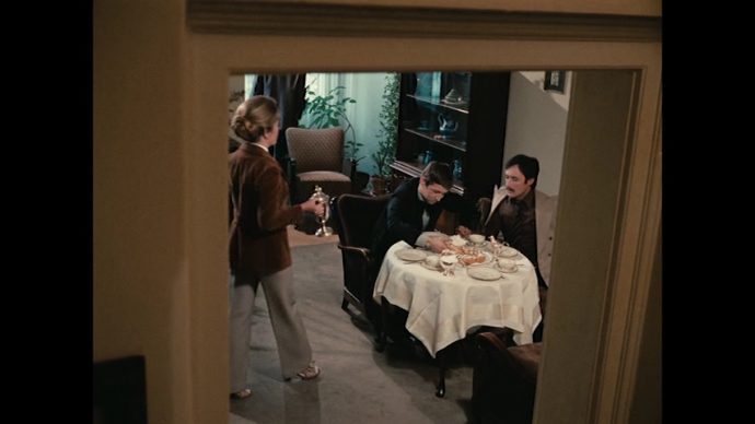 A cena de uma refeição onde a mãe de Eugen serve ele e Fox, a câmera está em um plongée, mas em um angulo um pouco incomum. A cena é fimada com certa distância e é enquadrada pelo batente de uma porta. 