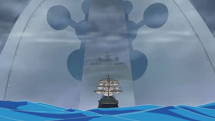 Um navio navega em direção a um gigantesco portão, ao fundo uma construção é parcialmente ocultada pela névoa. 