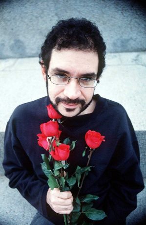 Imagem do cantor Renato Russo segurando rosas.