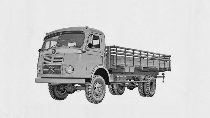 desenho-de-um-caminhão-mercedez-benz-trevous-zine-imagem-by-avep-brasil Nesse conto Tiago anota nomes de caminhões. A capa então é um desenho preto e branco de um caminhão da mercedez benz antigo. Imagem by Avep Brasil